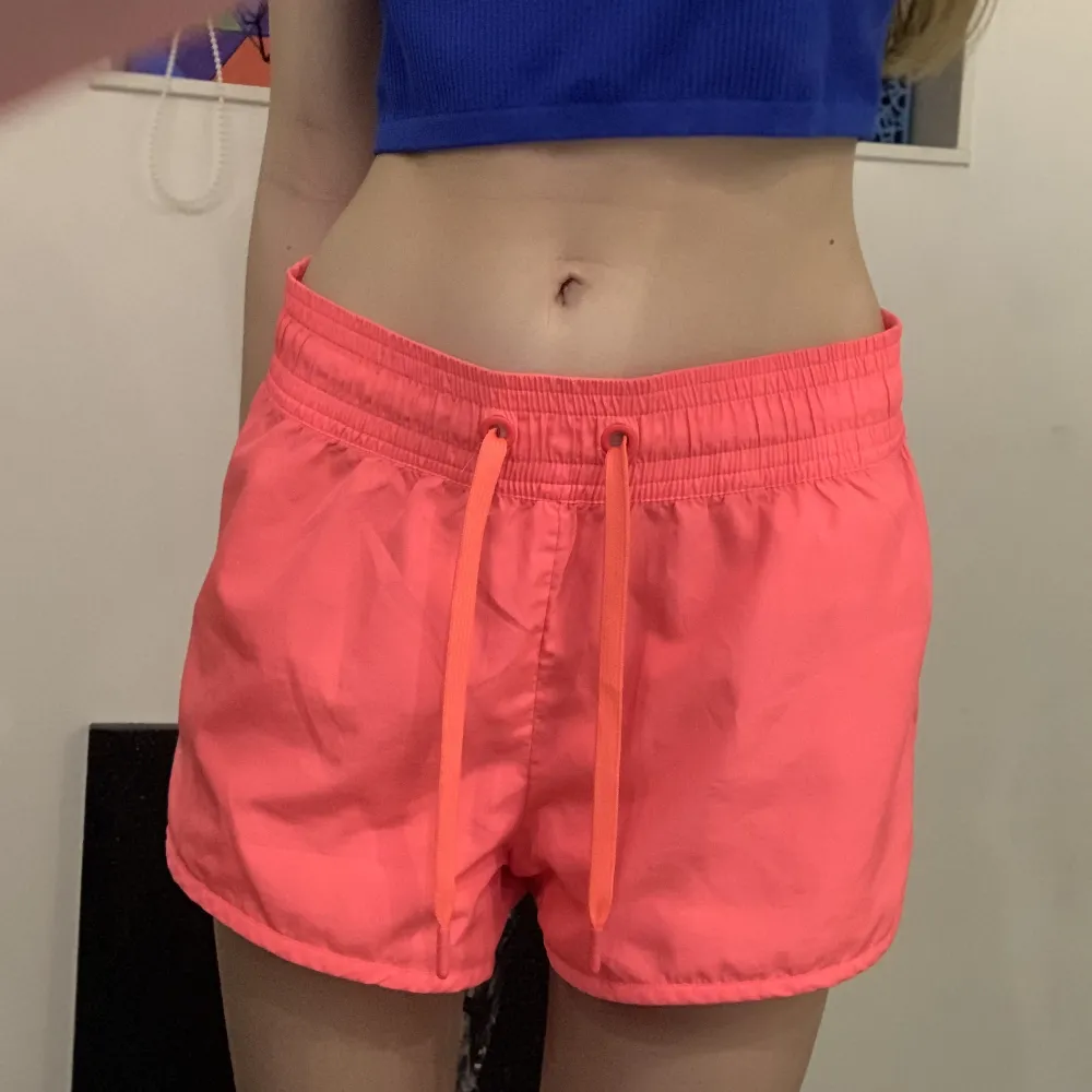 Säljer dessa neon rosa träning shorts då jag aldrig använt dem och dem är för stora för mig || Köparen står för frakt || . Shorts.