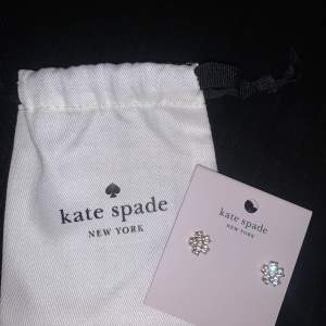 jättefina örhängen från market Kate Spade New York ❤️‍🔥aldrig använda och i perfekt skick! nypris €45/$45/500kr. 