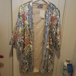 Häftigaste jackan koftan med paljetter. ASOS. Ny - Ny kofta/jacka. Med paljetter. Rätt tung! Lappar kvar. Från ASOS. Dyr i inköp.
