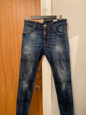 Säljer mina Dsquared2 jeans eftersom jag inte använder dem längre, de är i väldigt fint skick. De är använda och då de var en present så har jag tyvärr inget kvitto. Nypris är 7000kr+, pris - 1300kr, endast Swish! 