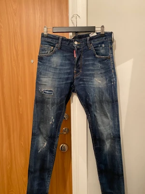 Dsquared2 Jeans - Säljer mina Dsquared2 jeans eftersom jag inte använder dem längre, de är i väldigt fint skick. De är använda och då de var en present så har jag tyvärr inget kvitto. Nypris är 7000kr+, pris - 1300kr, endast Swish! 