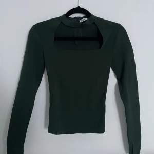 Zara tröja - Säljer nu min populära zara tröja då den aldrig kom till användning, den är använd en gång. Den har även en liten defekt som knappt syns för jag sytt igen det, när jag köpte den var den redan trasig. Storlek S💗