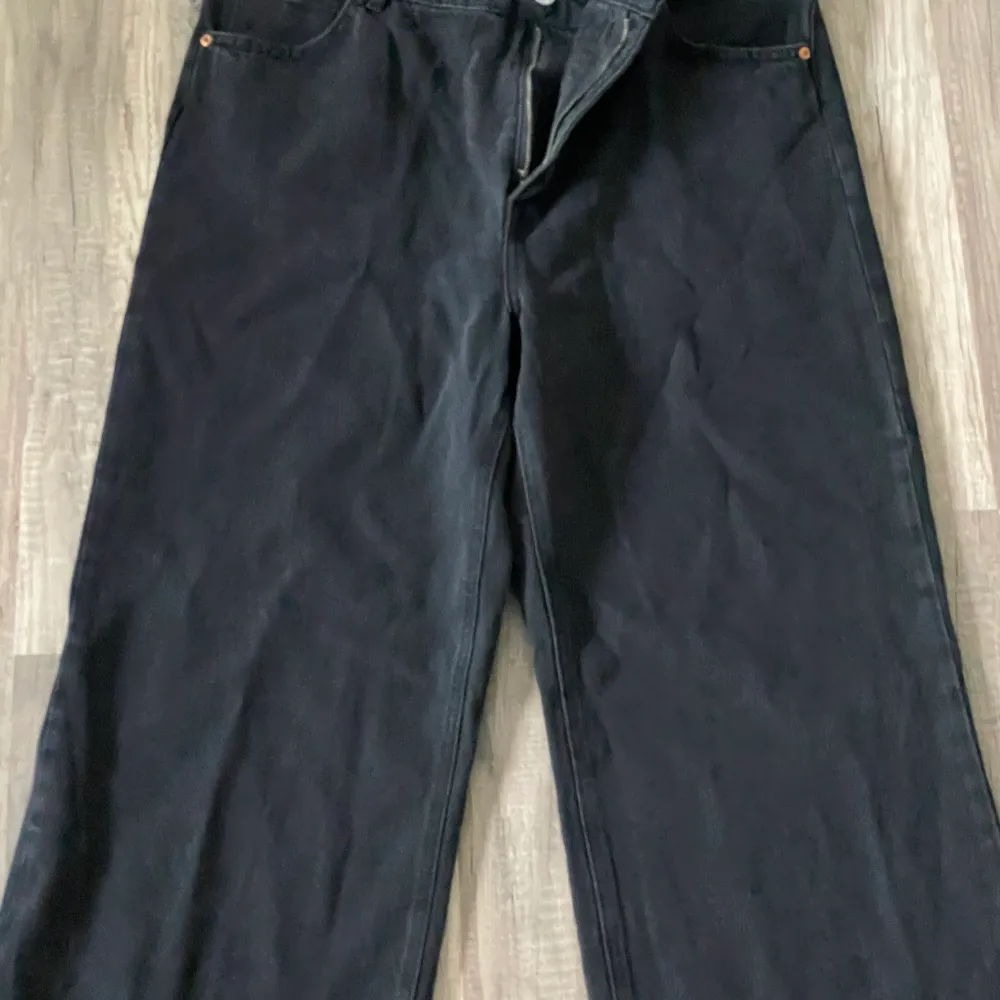 Ett par svarta vida jeans från Hm. Väldigt snygga och sitter fint runt kroppen. Använder inte längre och säljer därför. Byxorna är i 46 men skulle säga att de är väldigt stretchiga. Jeans & Byxor.
