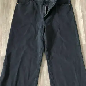 Ett par svarta vida jeans från Hm. Väldigt snygga och sitter fint runt kroppen. Använder inte längre och säljer därför. Byxorna är i 46 men skulle säga att de är väldigt stretchiga