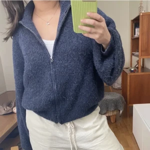 Stickad kofta - Säljer denna stickade kofta från Lindex men köpt här på Plick, då den tyvärr inte kommer till användning💕 liten i storleken, strl L men skulle säga mer S/M 💕frakt tillkommer 💕(lånade bilder från förra säljaren) 