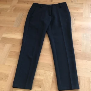 Kostym byxor DAM  - Ett par kostym byxor. Aldrig använda men har ärft dom. Är i storlek M men kan kanske bli lite som tre kvarts byxor. Bra skick! 🥰