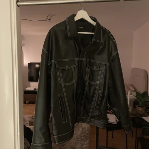 Bershka skinnjacka  - Oanvänd läderjacka från Bershka. Storlek L 