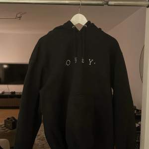 Riktigt fet hoodie från obey! Sparsamt använt och är i bra skick! Storlek Xl Jag säljer den för 500 inklusive frakt