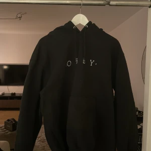 Obey-hoodie - Riktigt fet hoodie från obey! Sparsamt använt och är i bra skick! Storlek Xl Jag säljer den för 500 inklusive frakt