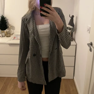 Svart-vit-rutig kavaj - En svart-vit-rutig kavaj/overshirt från hm.  Storlek 34😊