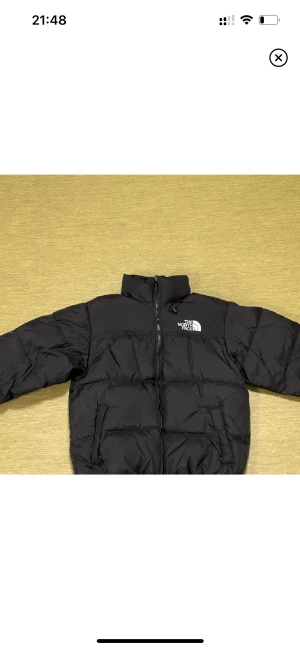 NORTH FACE NUPTSE RETRO JACKA 1996 - Säljer nu min north face jacka som knappt är använd och i perfekt skick! Köpte den nyligen här på Plick men den var tyvärr för liten för mig. 