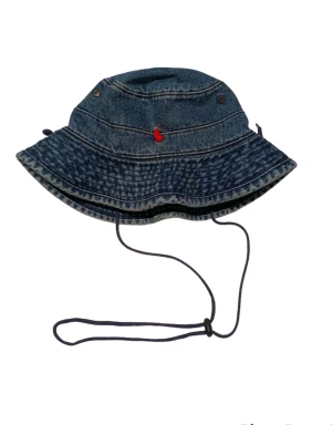 Ralph Lauren Denim Buckethatt Vintage - Märke: Ralph Lauren Modell: Vintage Buckethat Denim Red horse Storlek: Onesize Färg: Blå Skick: Använd, utan slitage Information: Spänne för att reglera hur fast den ska sitta https://www.tradera.com/item/1637/576431920/ralph-lauren-denim-buckethatt-vinta
