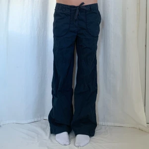 Cargobyxor  - !Använd ”KÖP NU” om du vill köpa! Midja:83 Innerben:78 Jag är 169 med W28 som referens