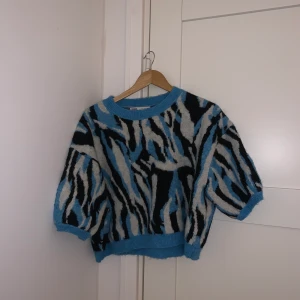 Zara, stickad tröja strl L - Använd några gånger bara, väldigt liten i storleken så passar mig med strl 34! 