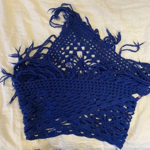 Blå stickad halsduk - Gelsstickad halsduk med fransar (går att klippa bort om man skulle vilja det). 