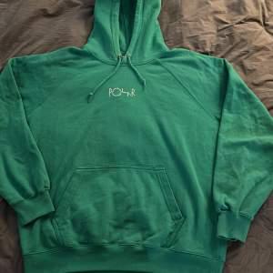 Säljer min gröna polar hoodie som är i väldigt bra skick då den bara använts ett fåtal gånger. Orgibalpriset på hoodien är 950 kr. 