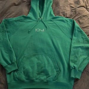 Grön polar hoodie - Säljer min gröna polar hoodie som är i väldigt bra skick då den bara använts ett fåtal gånger. Orgibalpriset på hoodien är 950 kr. 