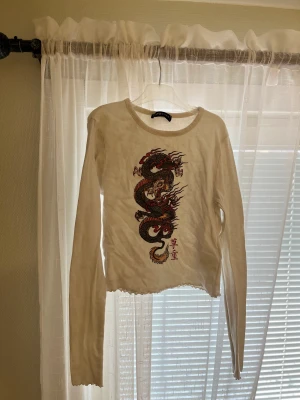 Magtröja med tryck 🥰 - Jätte fin magtröja speciellt till sommaren, säljer då den är för liten. Använt den några gånger 