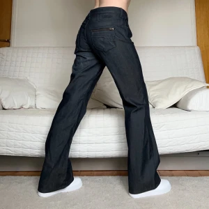 Esprit Jeans - Säljer dessa dundercoola jeans från Esprit i ett lite skimrigt material. Storleken är 32/32, 86cm midja och 83cm innerbenslängd (passar en storlek 38 perfekt)💕 Jag på bilderna är 172cm lång och brukar bära storlek 38🫶