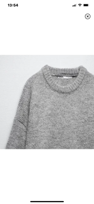 Zara stickad  - Säljer denna ursnygga stickade tröjan från zara som är perfekt nu till vintern. Tror ej den säljs längre, bra skick