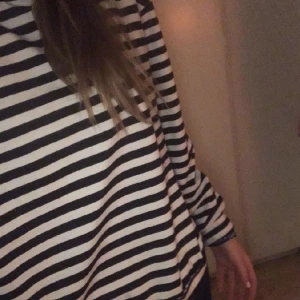 Randig tröja - Stockholm stil, från zara använd 1 gång när jag tog bild på tröjan<3