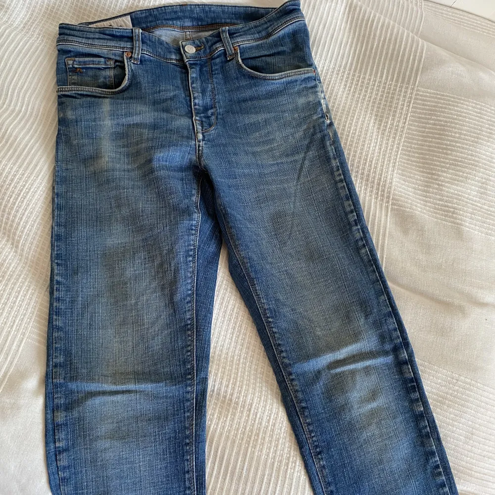 Blåa J Lindberg jeans Passform: slim fit Storlek: w 29 L30 Fint skick, nästan oanvändbara . Jeans & Byxor.