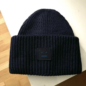 Acne mössa - Säljer nu min oanvända marinblåa Acne mössa. En present till min syster som hon inte ville ha därför säljer jag den nu!🌟Orginalpris 1500kr