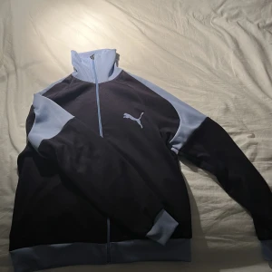Trackjacket - Köpt på second hand. Fint skick 