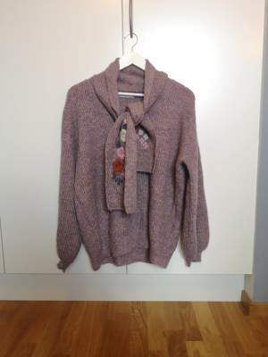 Stickad oversized V-neck sweater med påsydd broderad scarf & ballongärmar, som inte längre säljs, från 