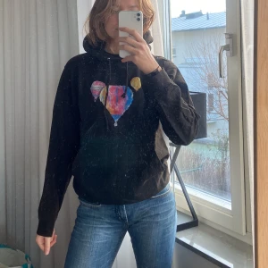 Luftballong Hoodie - Hoodie med trycket av en luftballong, väldigt skön💓 Köpte den av ett UF företag