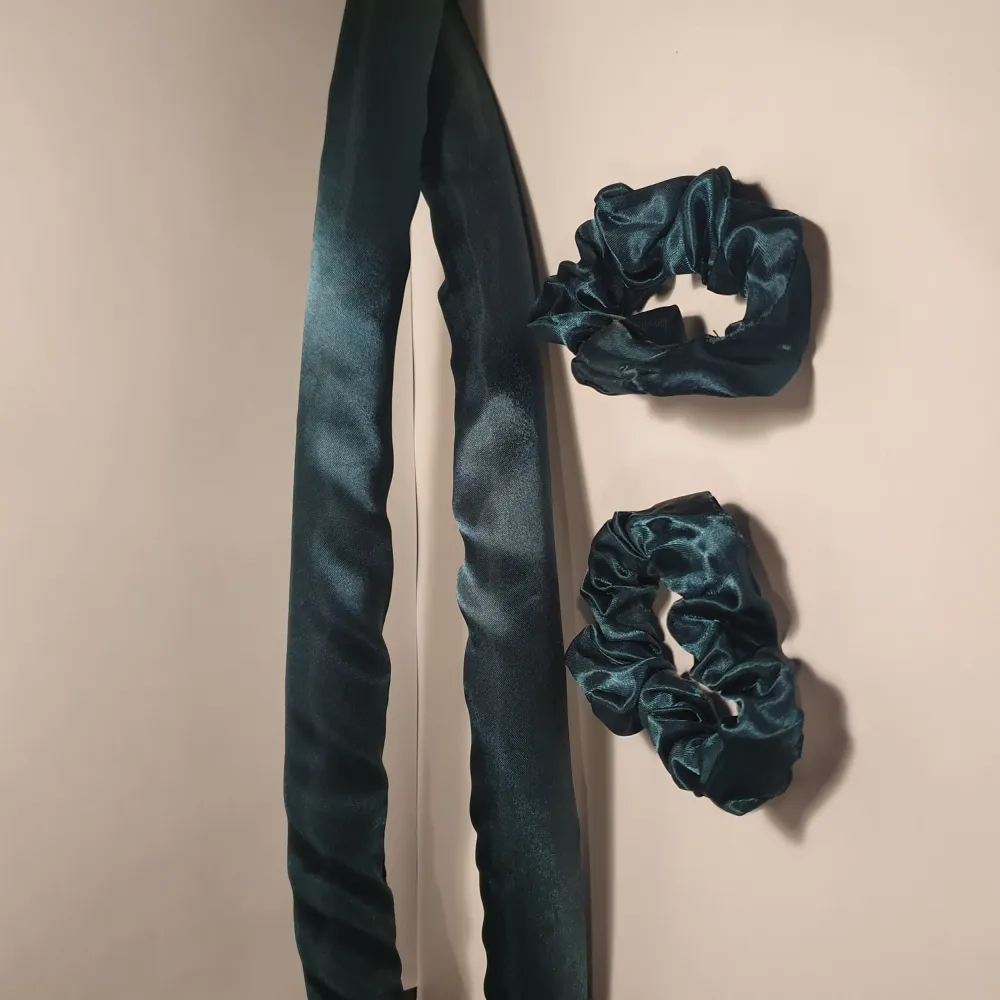 Hi! Available at kungsholmen, shipping can be discussed :)   condition: good size: curler 90cm, rollers 7x2cm price: 99kr extra: 2 scrunchies, 13 rollers. Övrigt.