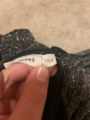 Byxdressen  - Glittrig Byxdress från Kappahl andvänd 5-7 gånger.