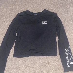 EA7 tröja - Mörk grå Armani tröja med vita tryck. Den är jätte skön och jätte fin men den kommer inte till andvändning tyvärr🤍 