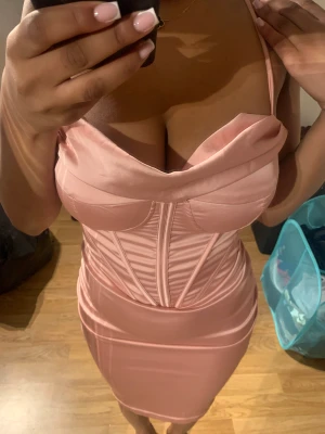 kläning - rosa fin kläning från ohpolly nyskick aldrig använd, jätte fin till brolopp elelr finare event