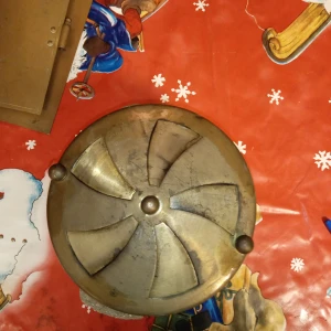 Spiralventil mässing  - Begagnad Spiralventil mässing och måtten 13 cm stor.passar till kakelugn .hämtas i Skene alt skickas o köpare betalar frakten o Swishbetalning tillämpas alt kontant betalning ..