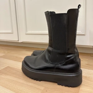 Boots - Medelhöga boots från asos. 290 inklusive frakt. Använda med omsorg, strl 39.