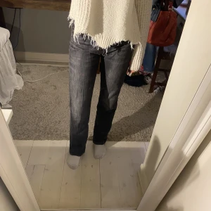 Levis 501 jeans - Supersnygga Levis 501 i bra skick, däremot är dem pyttelite sönder vid en av knapparna vid gylfen (bild 3)