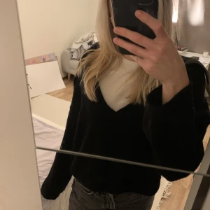 Stickad tröja - Svart tunnare stickad från NA-KD 