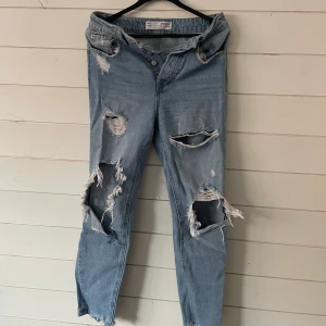 Jeans  - Väldigt snygga Stradivarius jeans storlek 34, snygga hål på benen, som nya!