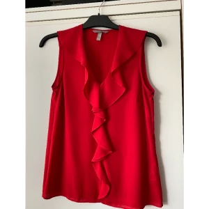 Blus  - Röd blus i storlek 36. 