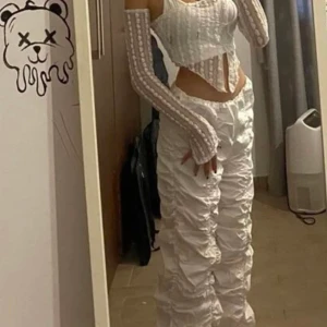 VITA CARGO URBAN OUTFITERS - Hallåj! Säljer mina kära urban outfiters cargo/puff  byxor i vitt😫 Storlek xs/34 men passar även S. Skit snygga y2k/cybery2k byxor beroende på hur man stylar dom! Säljer för bra pris redan men pris kan eventuellt diskuteras. Hör av er!💞