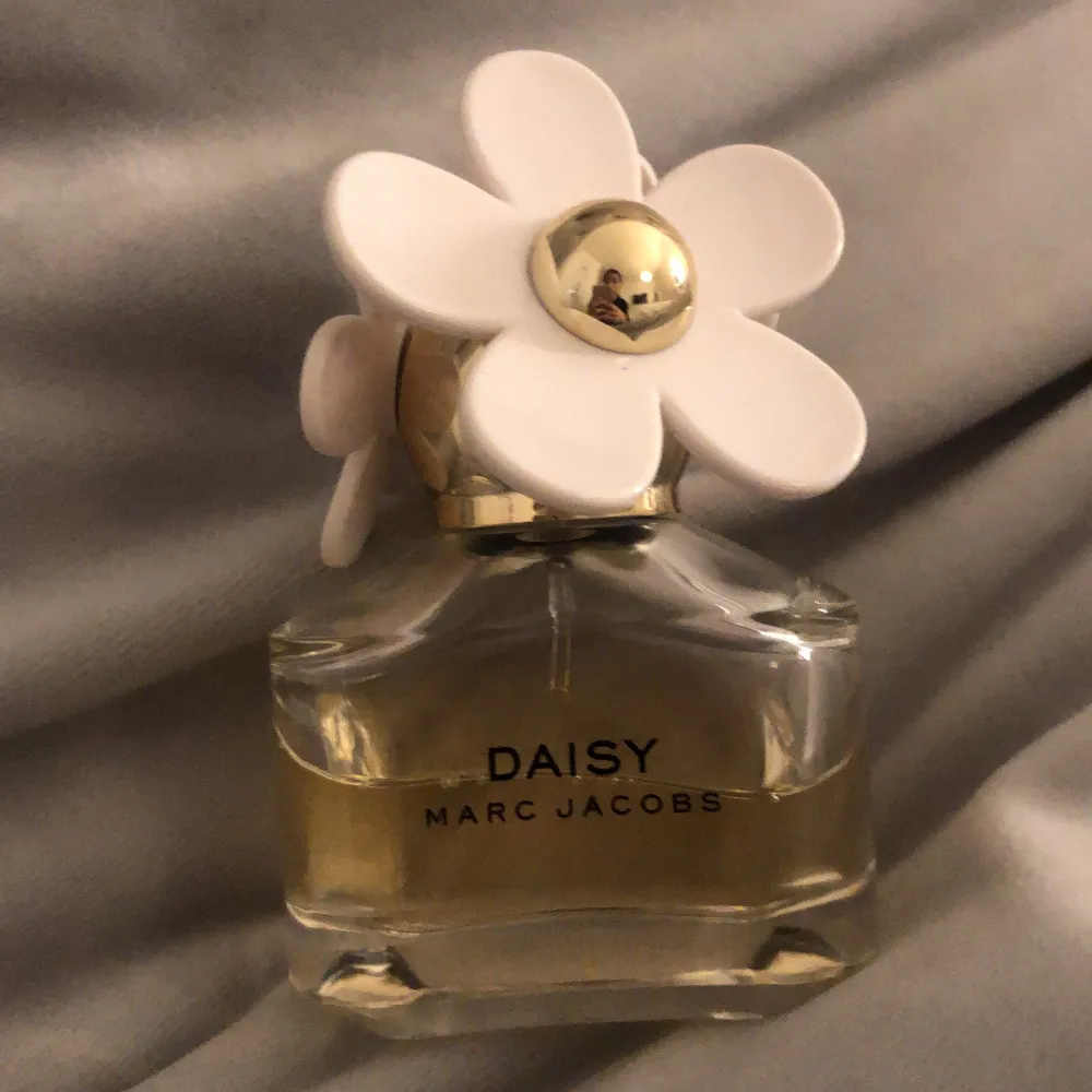 Daisy love parfym mer än halva flaskan kvar.. Övrigt.