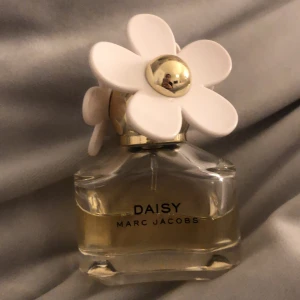Daisy love parfym  - Daisy love parfym mer än halva flaskan kvar.