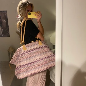 Weekend bag - Säljer min älsklingsväska för att jag helt enkelt är helt pank😭 Så jäkla snyggt mönster och rymmer hur mycket som helst! Från ceannis, mammas gamla, väl använd