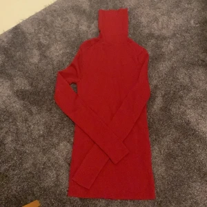 Vinröd polotröja i storlek S - röd polotröja från UNI QLO. oanvänd (endast provat) säljer pga att den är lite för tight för mig. tröjan ser ljusare ut på bilden än vad den är i verkligheten, fler bilder finns vid intresse  Orginalpris-400kr säljer för-270kr  Pris kan diskuteras