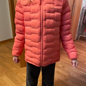 Peak performance jacka - En aprikos peak performance Jack som är sparsamt använd i ungefär en säsong. Super fin säljer pågrund av att den inte längre kommer till användning. Nypris 1600