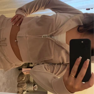Juicy Couture tracksuit - Säljer den matchande tröjan till byxorna jag säljer, färgen finns inte att köpa längre men är en mörk/smuts rosa färg. Har använd denna ca 2/3 gånger och är som ny! Storlek S💓