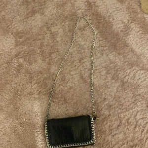 Tiamo väsla - Säljer min tiamo väska som är i jätte fint skick! Nypris: 450 säljer för 220+ frakt💞