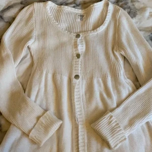 Stickad kofta top babydoll  - Säljer den här stickade babydoll koftan eftersom den riktigt inte är min stil länge. Bilden är lånad från föra säljaren och köpte den här på Plick! 💕