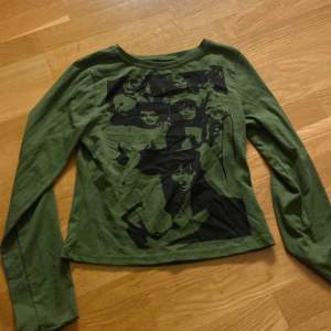 Långärmad mörkgrön tröja, aldrig använd o säljer för att jag inte använder den, mjukt material och går typ lite över naveln